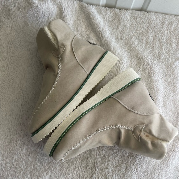 SHEIN nwot vegan leather Sherpa line chunky sole boots - Picture 7 of 8